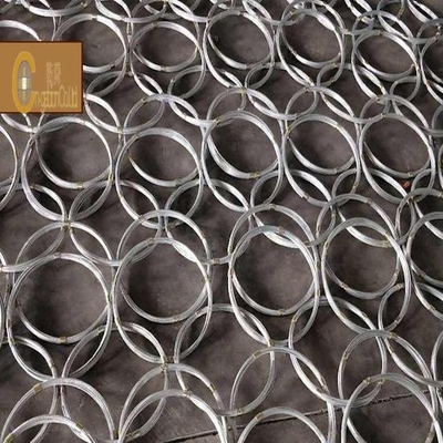 Verzinktes Diamantnetz mit Schild für Felssturz