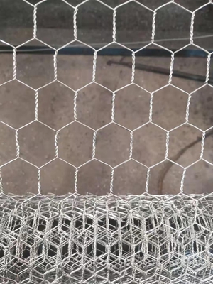 1.5 mm galvanisierter Eisendraht Hühnerdraht-Gitterzaun für Käfigfertigung